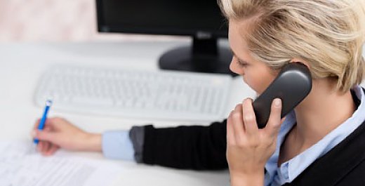 Frau am Schreibtisch